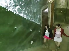 Piger har det sjovt i soveværelse