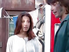 Strandede bilist handler fisse for reparationer