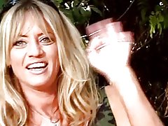 Redhead Asiatiske lesbisk har sin stramme fisse slikket af legende venner i park