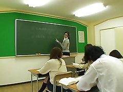 Babe får hendes små bryster kysset og kusse slikkede af stud