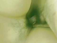 Sexet asiatiske i nederdel får hendes stramme behårede fisse fingered med stud så knepper