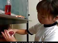 Japansk cutie itsuki wakana wanks en hard dick ucensureret