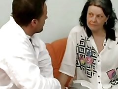 Behårede modne kneppet hårdt i røven af unge sygeplejerske